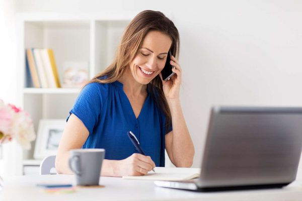 woman-with-notepad-calling-on-smartphone-at-P4USRMY.jpg